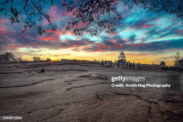 sunrise at lalbagh hill, bangalore - bangalore 個照片及圖片檔