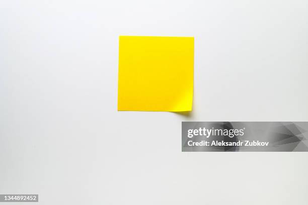 blank clean yellow sticky sticker on white background for informational reminder. a piece of paper. space for text. - post it foto e immagini stock