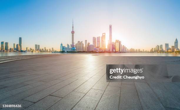 empty parking lot in front of shanghai cityscape - the bund stock-fotos und bilder