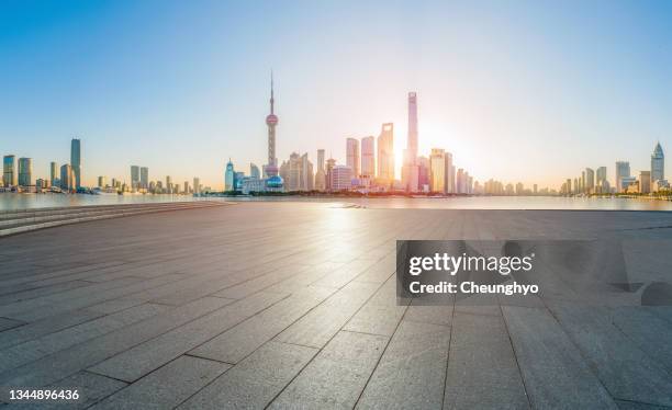empty parking lot in front of shanghai cityscape - torre oriental pearl imagens e fotografias de stock