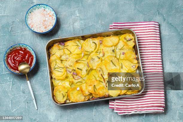 potato bake - prepared potato fotografías e imágenes de stock
