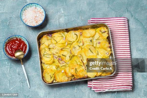 potato bake - aardappelgratin aardappel stockfoto's en -beelden
