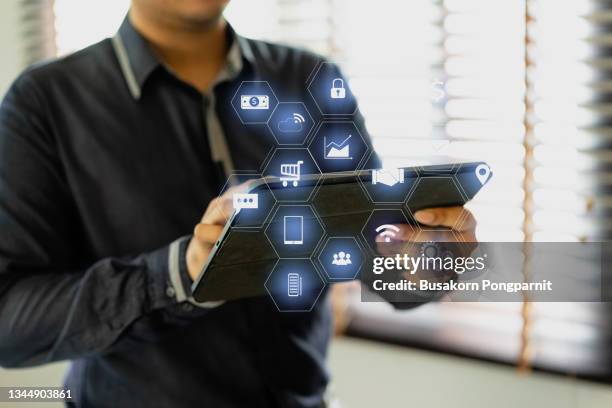 Research Interviewer Using Tablet Interview Infographic Photos and Premium High Res Pictures - Getty Images