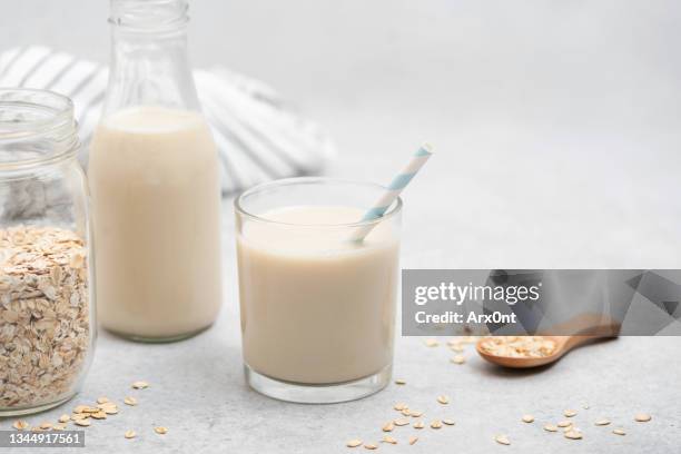 non dairy vegan oat milk - oatmeal - fotografias e filmes do acervo