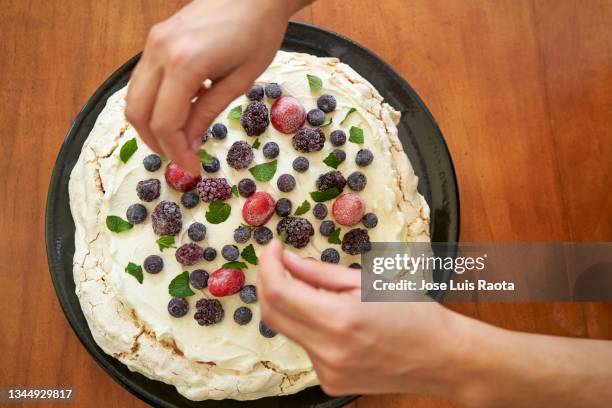 homemade pavlova meringue with summer fresh berries - brambleberry stock pictures, royalty-free photos & images