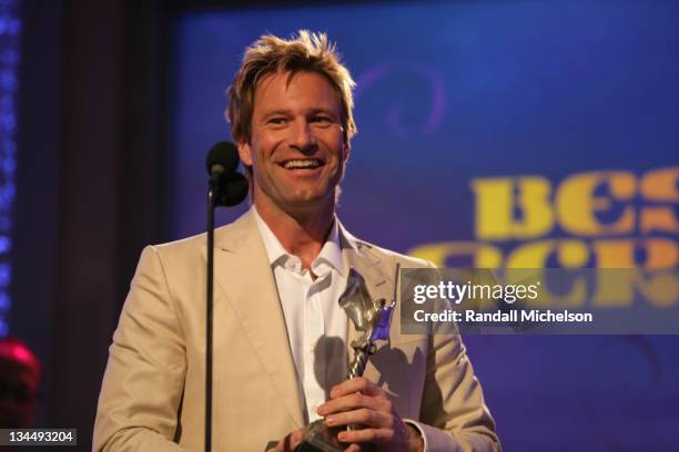 Aaron Eckhart accepts Best Screenplay award on behalf of Jason Reitman, winner for Thank You For Smoking