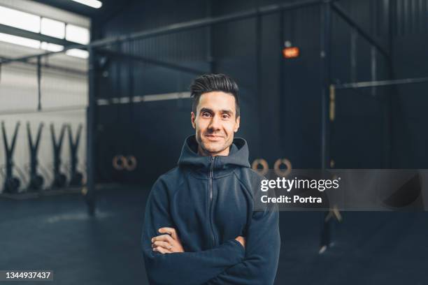 portrait of confident male athlete in gym - man and his hoodie stockfoto's en -beelden