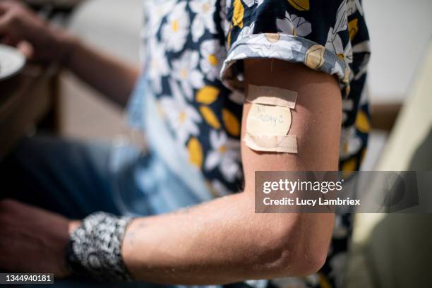 "not today" handwritten note on a nicotine patch - tobacco product stock photos et images de collection