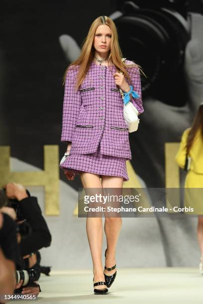 Model walks the runway during the Chanel Womenswear Spring/Summer 2022 show as part of Paris Fashion Week on October 05, 2021 in Paris, France.