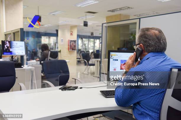 Public employee during his working day, in the office of the State Agency of the Tax Administration, the day that the Government has proposed to...
