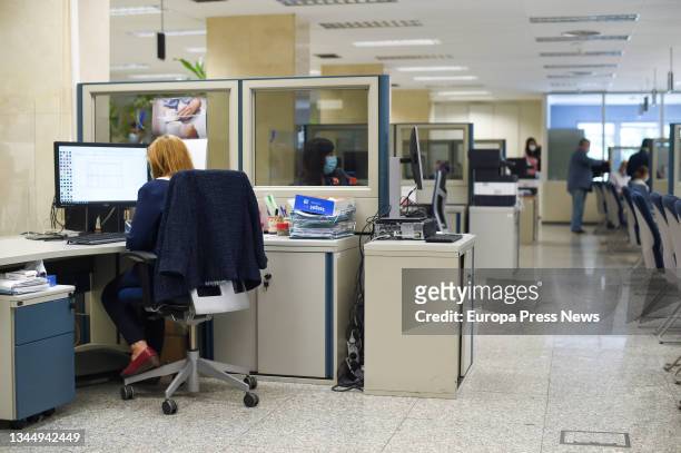 Public employee during her working day, in the office of the State Agency of the Tax Administration, the day that the Government has proposed to...
