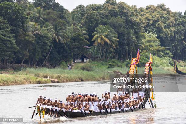 aranmula vallamkali boat race, kerala, india - kerala snake boat fotografías e imágenes de stock