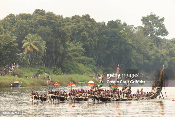 aranmula vallamkali boat race, kerala, india - snake boat race stock-fotos und bilder