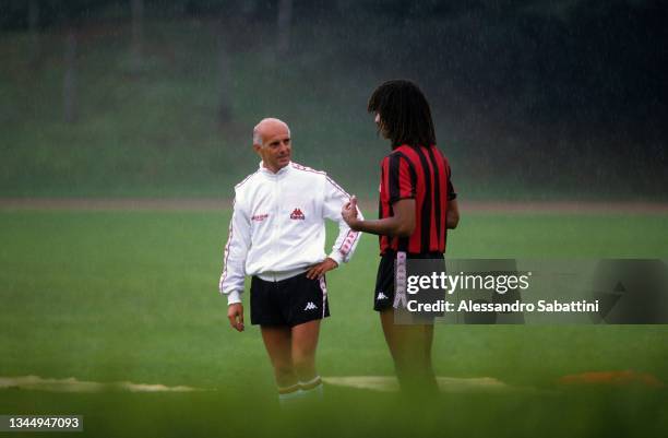 Arrigo Sacchi head coach of AC Milan talks to Ruud Gullit of AC Milan during the trainin sessions 1989, Italy.