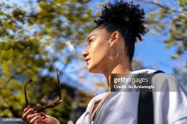 portrait of mixed race girl looking up - hoop earring 個照片及圖片檔