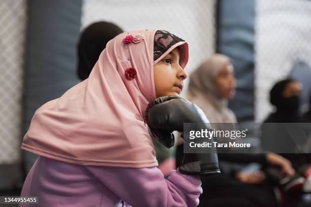 young girls with boxing gloves - muslim girl stockfoto's en -beelden