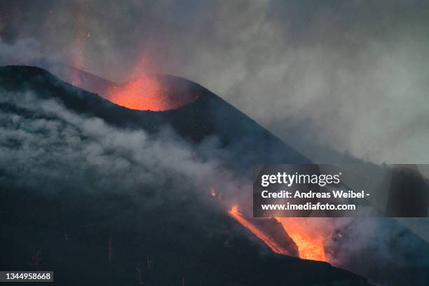 erupciónvolcánica en la palma - la palma islas canarias imagens e fotografias de stock