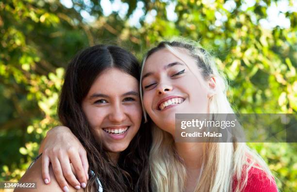 happy friends - 12 13 girl closeup stock pictures, royalty-free photos & images