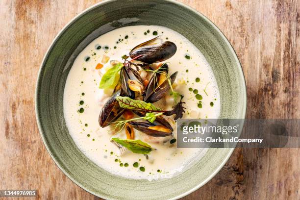 seafood soup with mussels. - soep stockfoto's en -beelden