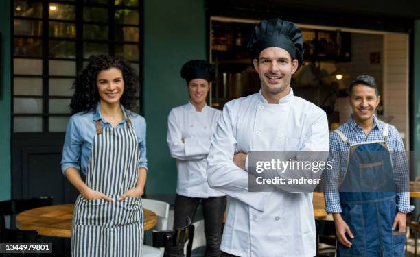 chef olhando muito feliz no restaurante com sua equipe - chef leader - fotografias e filmes do acervo