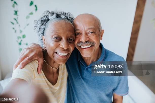 feliz pareja de ancianos haciendo selfie - 60 65 man fotografías e imágenes de stock