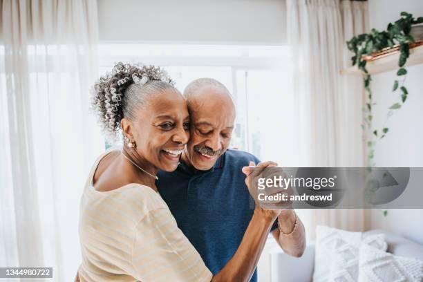 coppia senior che balla insieme - anziani attivi foto e immagini stock