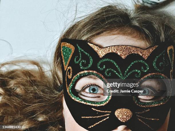 süßes teenager-mädchen mit katzenmaske auf, lächelnd und auf einem "be you" -schild liegend. - cat face mask stock-fotos und bilder