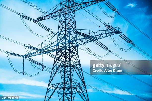 high voltage electricity tower. - alto voltaje fotografías e imágenes de stock