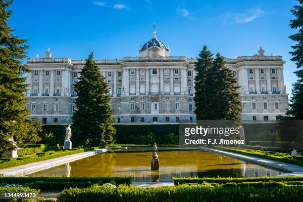 landscape of the city of madrid with the royal palace, spain - palacio real de madrid fotografías e imágenes de stock
