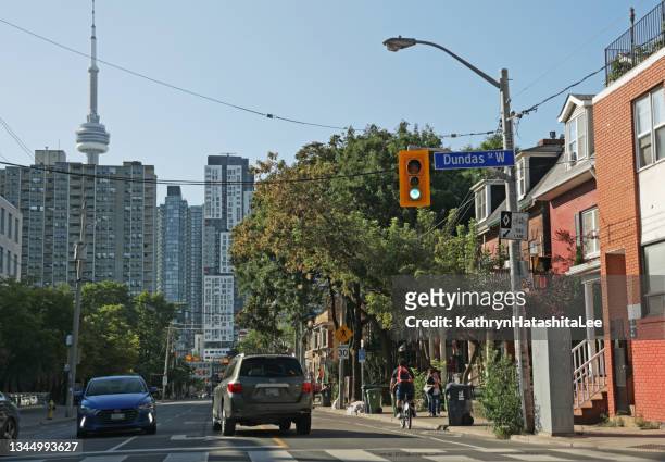 beverley street at dundas street in downtown toronto, canada - beverley summers 個照片及圖片檔