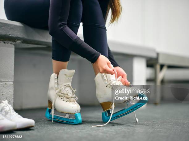 トレーニング中のフィギュアスケート選手 - アイススケート ストックフォトと画像