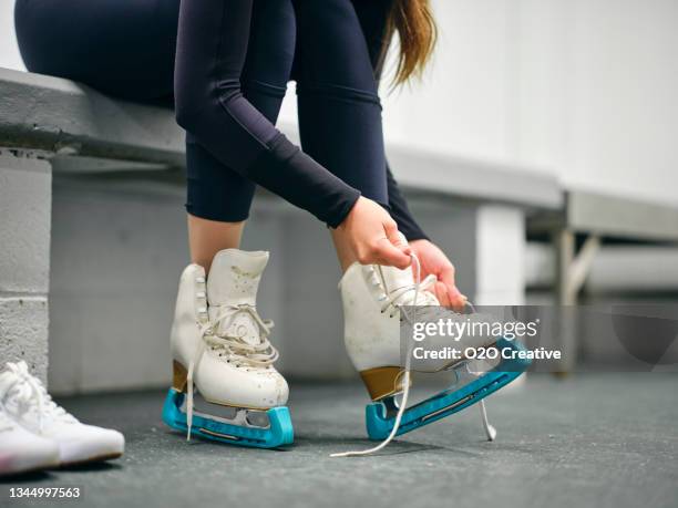 figure skater in training - patim de gelo imagens e fotografias de stock