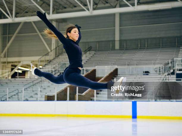 patinador artístico en entrenamiento - patinaje artístico fotografías e imágenes de stock