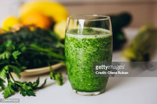 close-up composition of fruits, vegetables and glass of detox drink - espinaca fotografías e imágenes de stock