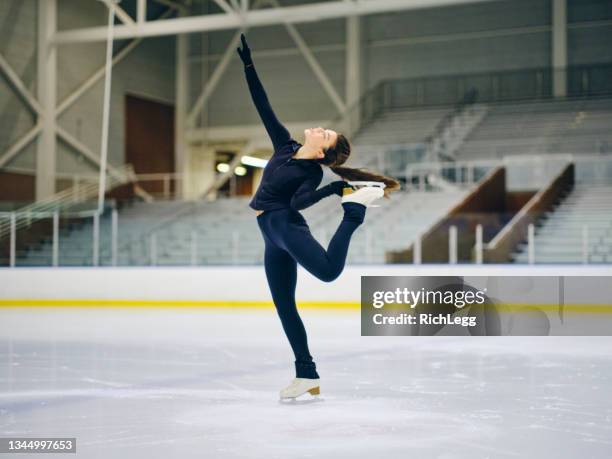 eiskunstläufer im training - eiskunstlauf wettbewerb stock-fotos und bilder