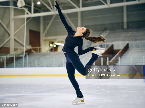 eiskunstläufer im training - eiskunstläufer stock-fotos und bilder