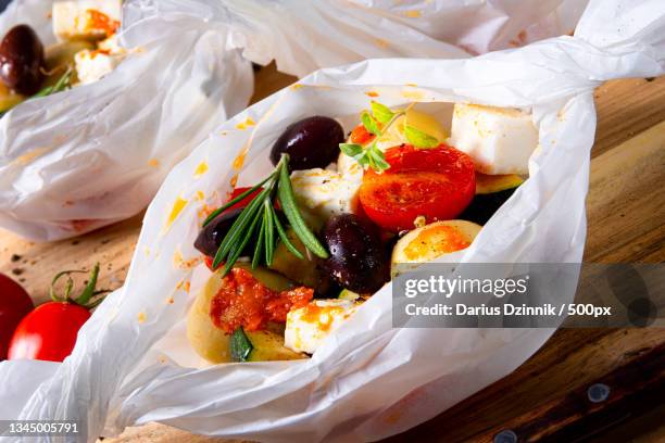 high angle view of food in basket on table - vegetarisches gericht photos et images de collection