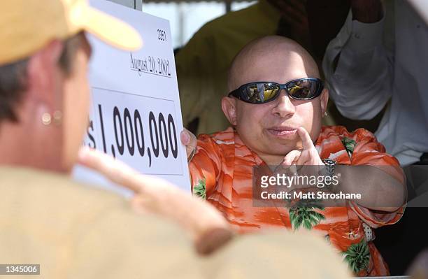 Verne Troyer, Mini Me in the Austin Powers movies, presents an award of $1million and a Mini Cooper to Timothy Harmon August 20, 2002 in Lakeland,...