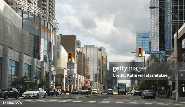 5000 block yonge street in toronto, kanada - yonge street stock-fotos und bilder