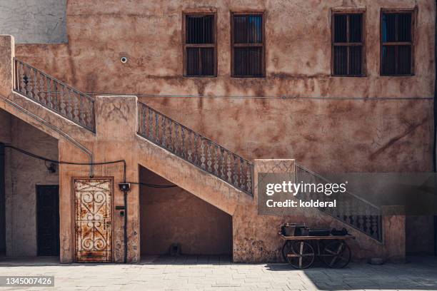 old renovated building in historic neighborhood of dubai - deira 個照片及圖片檔