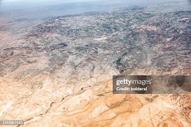 desert arid land and green cultivated landscape, view from airplane - persian gulf countries stock pictures, royalty-free photos & images