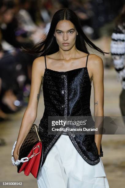 2021 Runway Bags Louis Vuitton Photos and Premium High Res Pictures ...