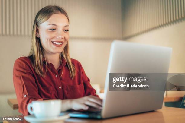 frau im café - osteuropäischer abstammung stock-fotos und bilder