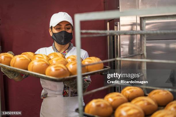 empleado de una panadería hace pan - cultura colombiana fotografías e imágenes de stock