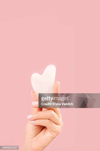 female hand with rose guasha. - seoul stock photos et images de collection