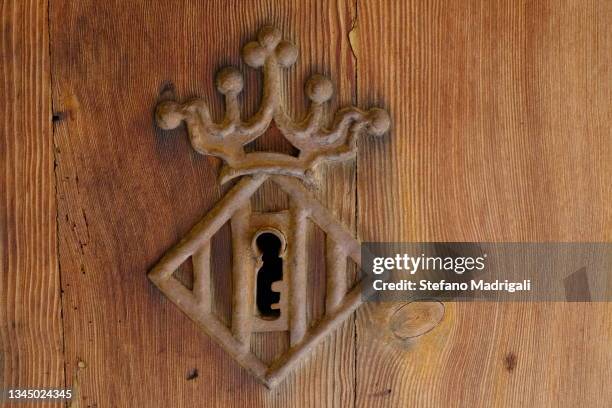 antique lock with rust on wooden door - serrure photos et images de collection