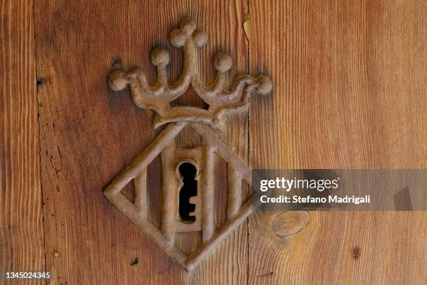 antique lock with rust on wooden door - rust texture imagens e fotografias de stock