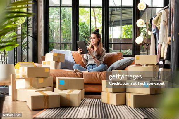 asian female talking smartphone with client order keying with laptop small business e-commerce and online shopping, small & new business entrepreneurship online retail business, online influencer on social media concepts - comercio electrónico fotografías e imágenes de stock