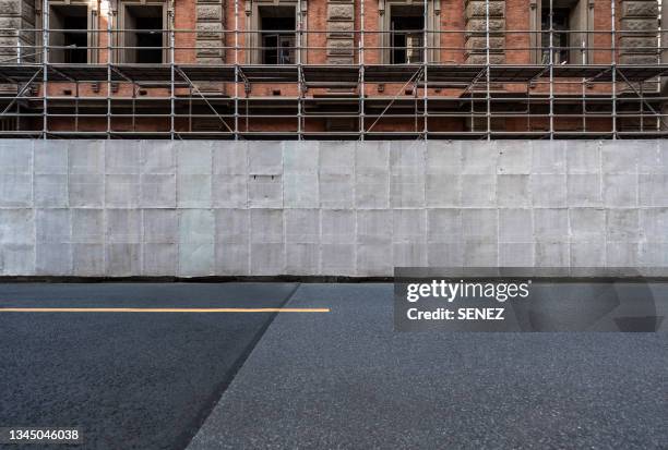 urban road - fencing imagens e fotografias de stock