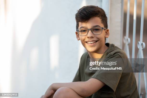 lächelndes porträt eines jungen - kind brille stock-fotos und bilder